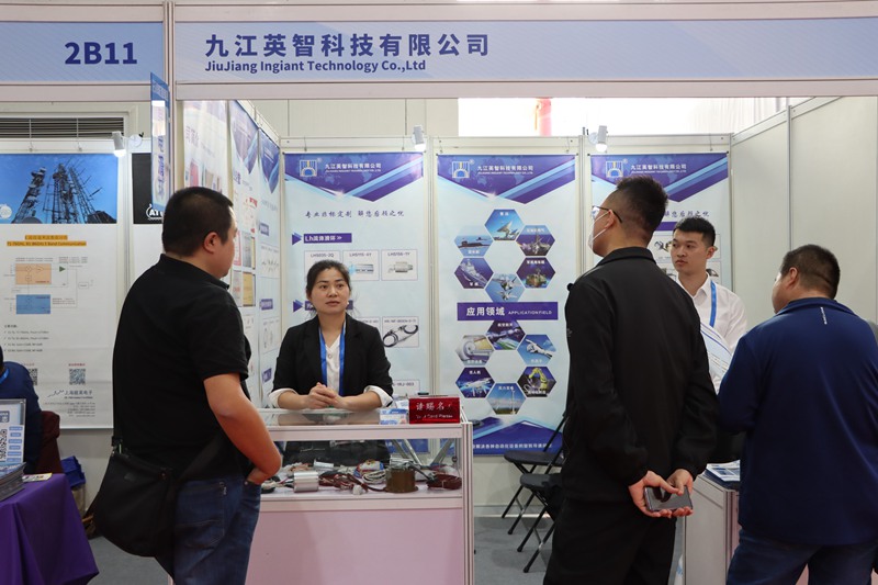 九江黄瓜视频软件科技在2023第十届世界雷达博览会中和客户交谈